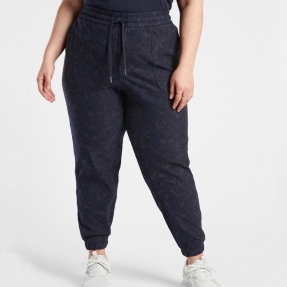 NWT Athleta Printed Farallon Jogger Pants Stratum Camo Navy Sz 22